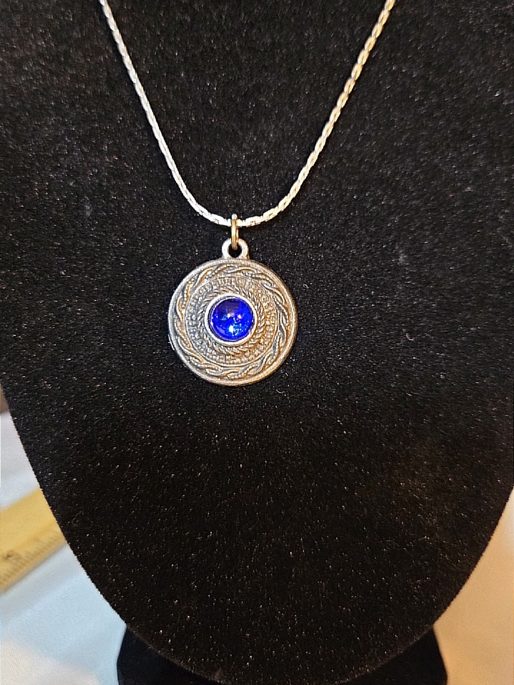 Vintage-Style Silver Pendant Necklace with Royal Blue Center Stone